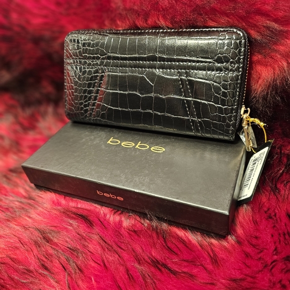 NWT bebe Evelyn Crocodile Embossed Design Black Zip Around Wallet In Box - Picture 2 of 5